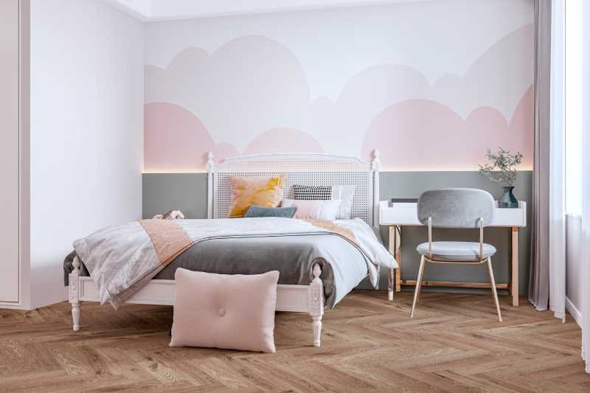 Dormitorio infantil con papel pintado de nubes rosas.