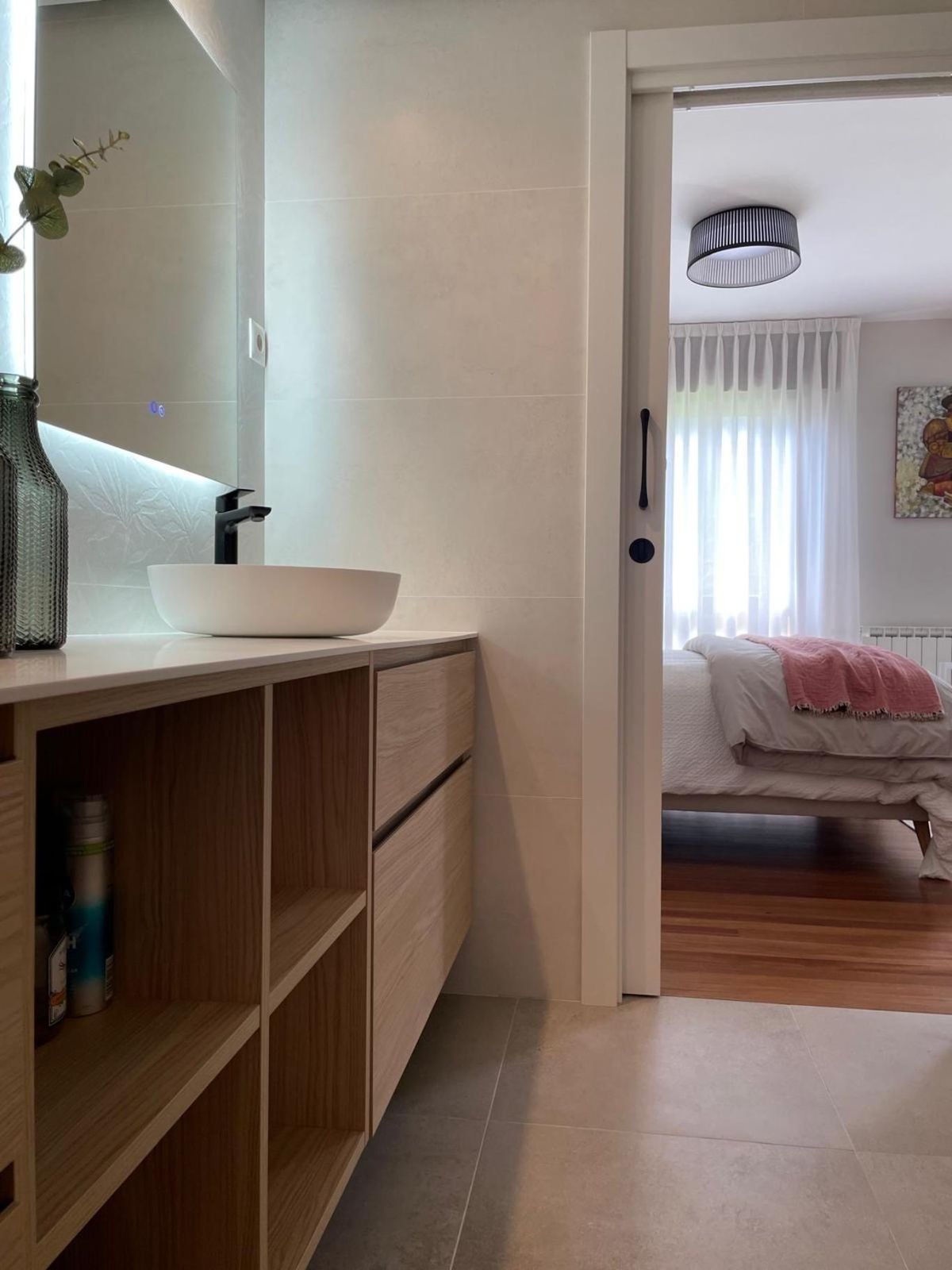 Baño renovado con lavabo en forma de cuenco.