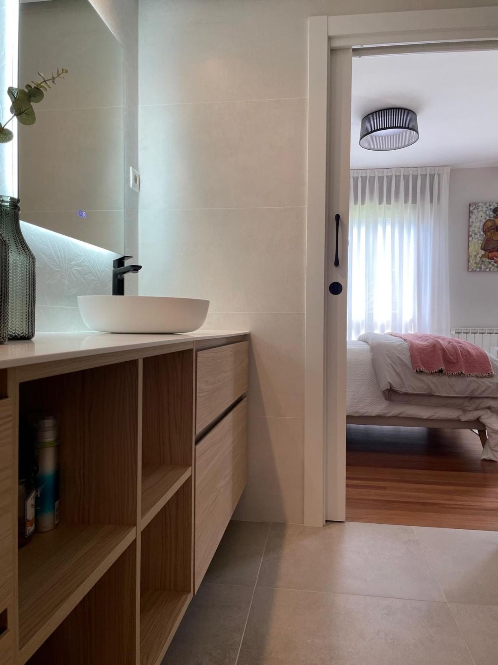 Baño renovado con lavabo en forma de cuenco. Baño renovado con lavabo en forma de cuenco.