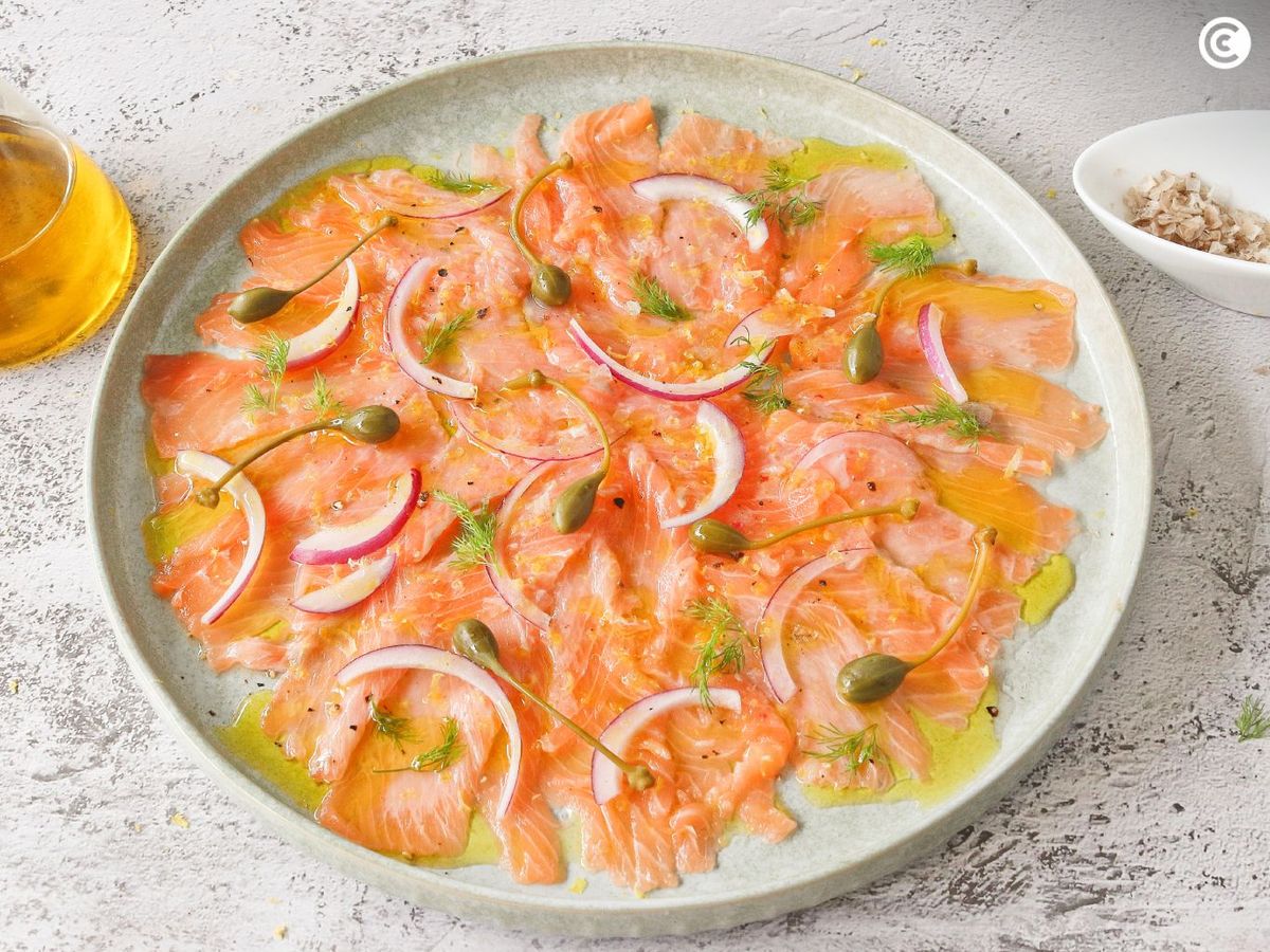Aliñar el carpaccio de salmon