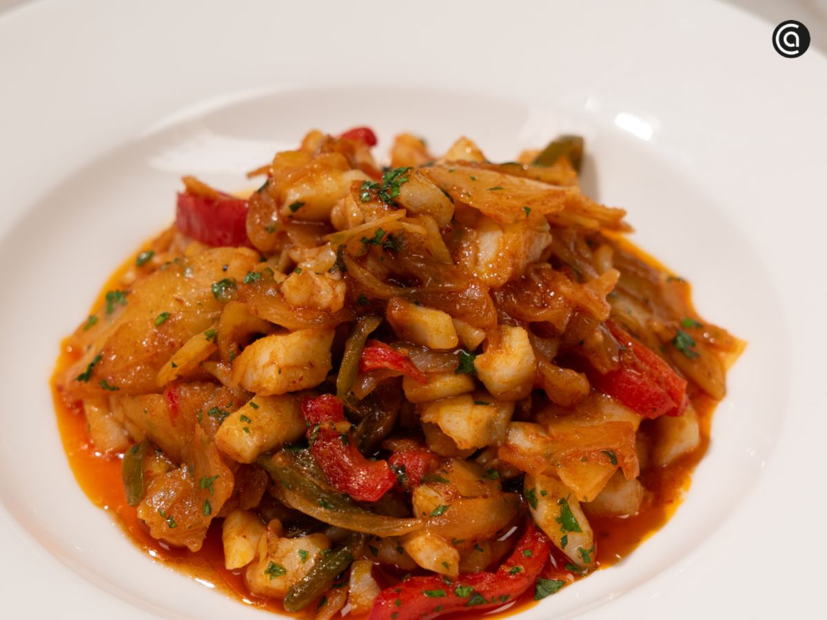 Sirve el bacalao al ajoarriero bien caliente en platos hondos, procurando repartir de forma equilibrada el bacalao, la patata y la salsa.