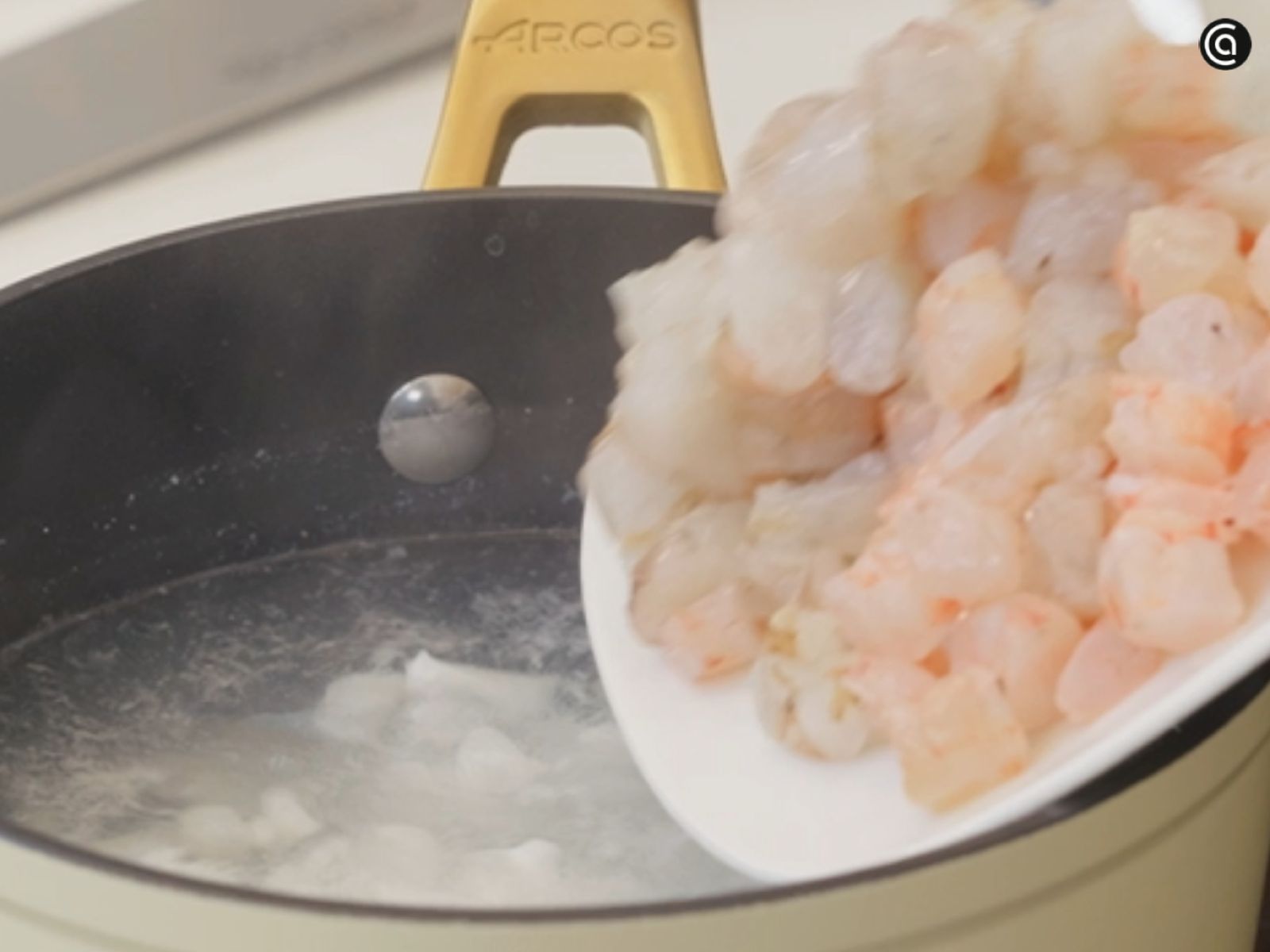 Las gambas y calamares troceados sólo necesitan una cocción rápida.