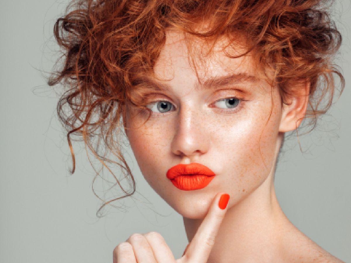 Utiliza colores naranjas y terracota