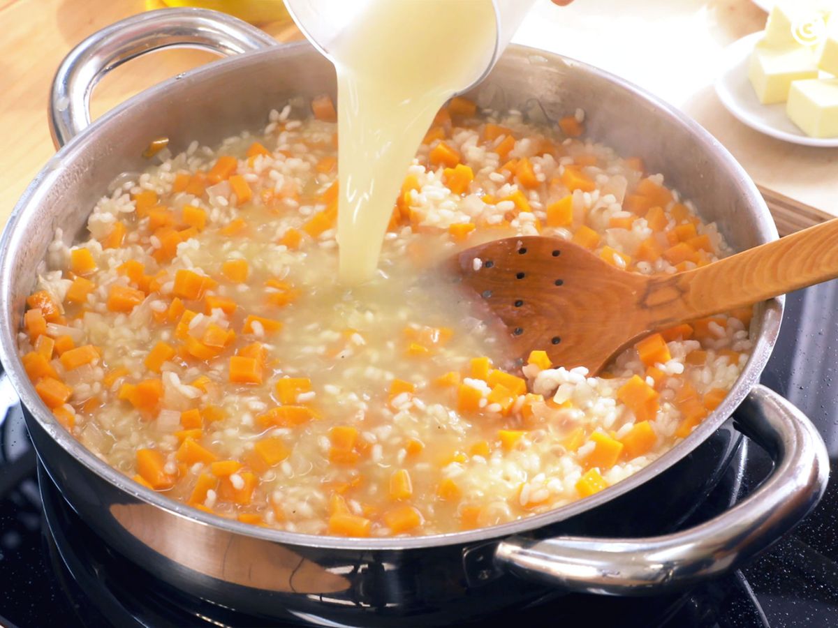 Incorpora el caldo de verduras a la cazuela