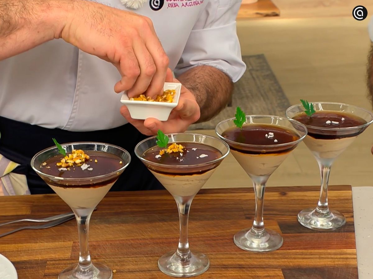 Pon maíces fritos y escamas de sal sobre el cubalibre de foie