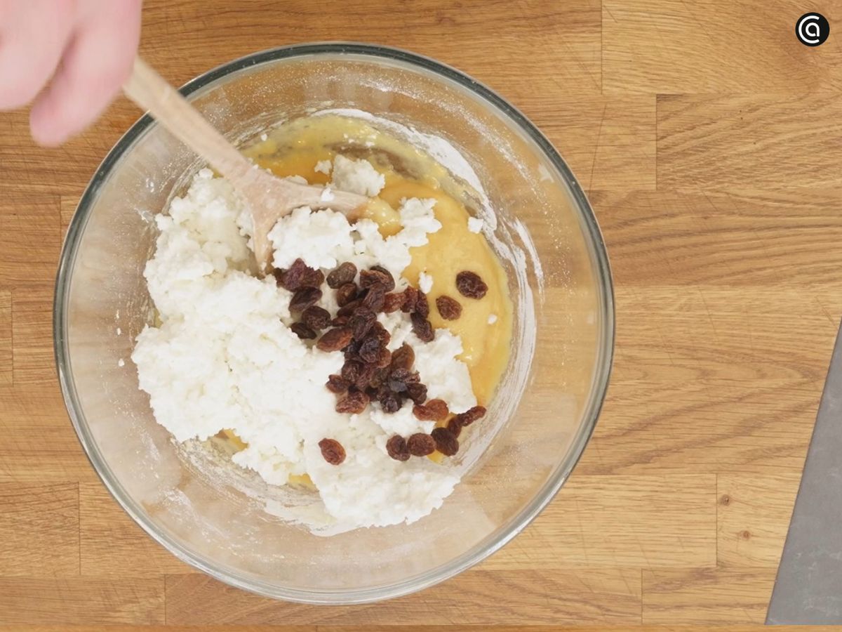 Incorpora el queso fresco desmenuzado y mezcla bien todos los ingredientes.