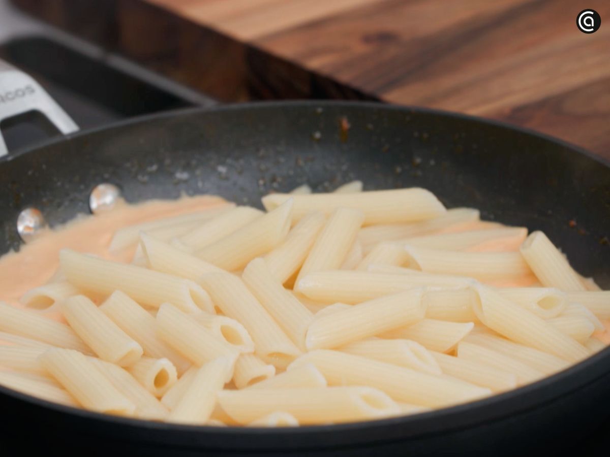 Cocina la pasta y luego mézclala con la salsa