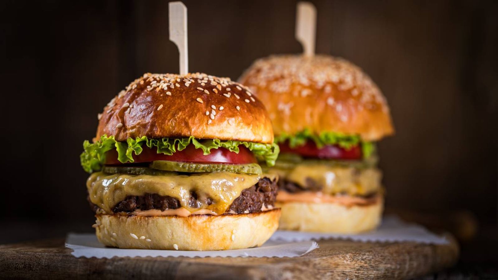 Una buena hamburguesa gourmet se completa con una salsa casera llena de sabor.