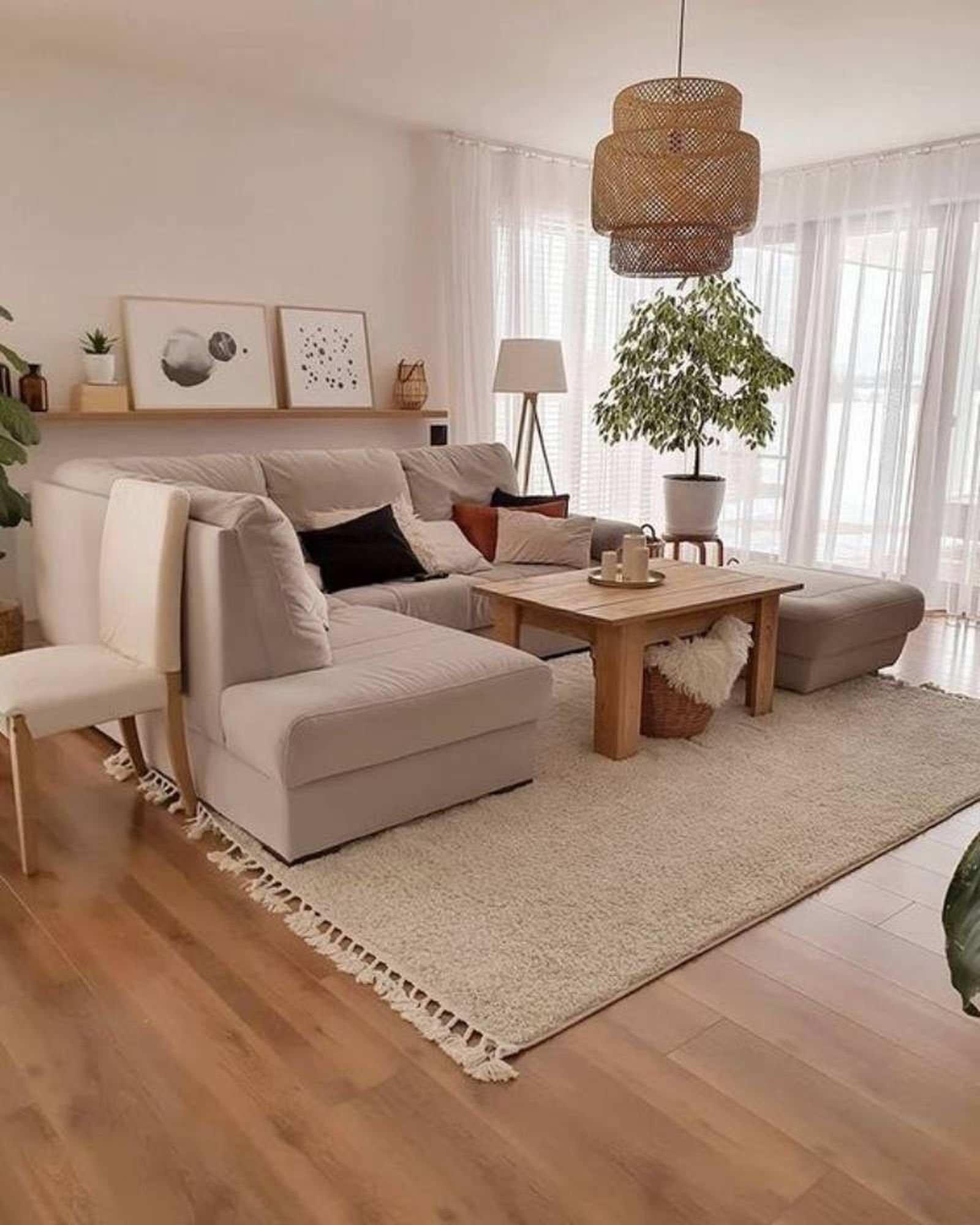 Salón beige decorado con lámpara de fibras naturales. Salón beige decorado con lámpara de fibras naturales.
