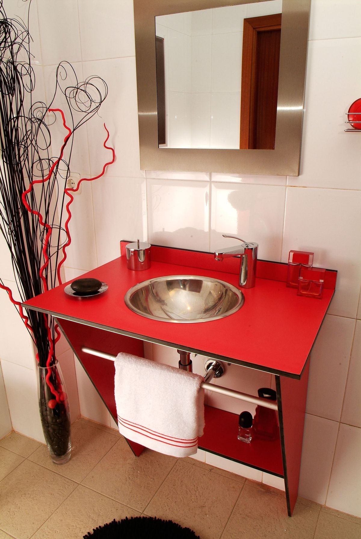 Mueble rojo para lavabo