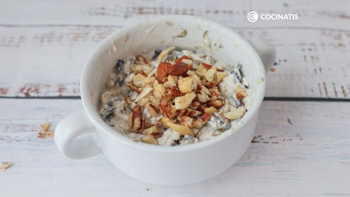 Agregamos frutos secos a la mezcla de queso