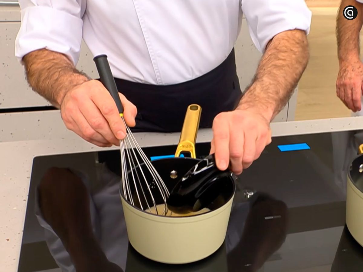 Cocina una crema de yema utilizando azúcar, yemas y un poco de harina de maíz refinada