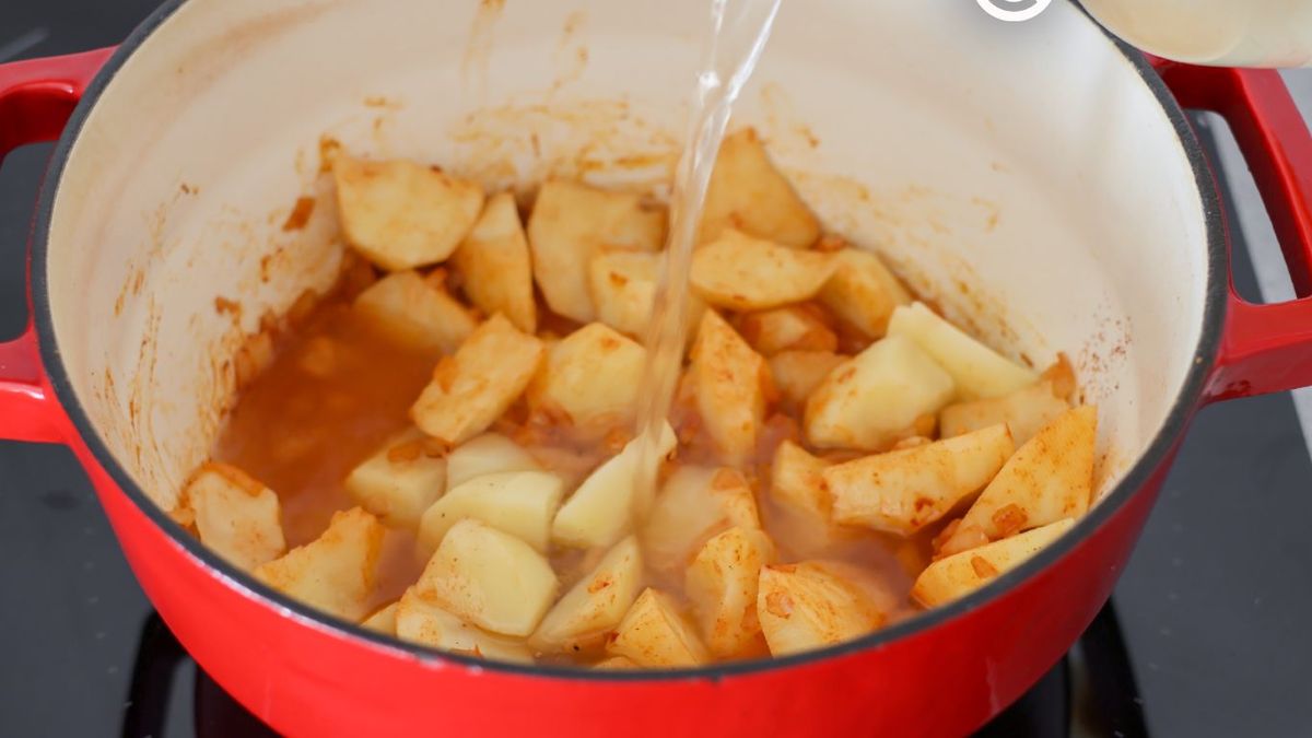 Agregamos caldo a las patatas en la cazuela