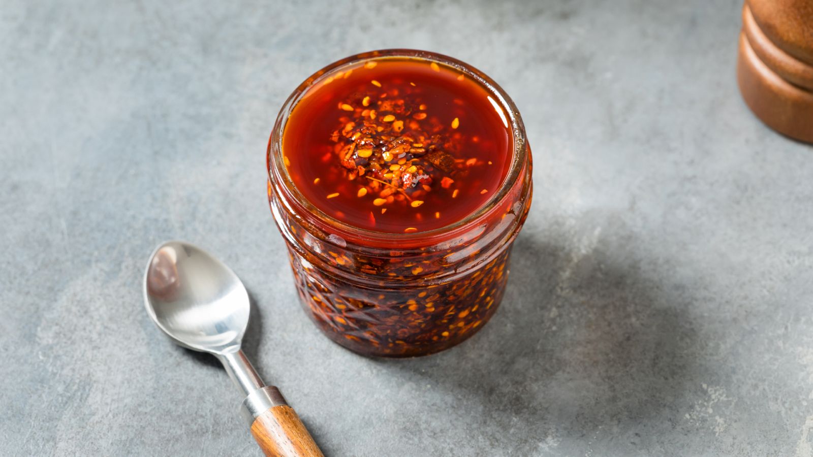 Chili crisp, un condimento picante y crujiente que transforma cualquier plato con una cucharadita.