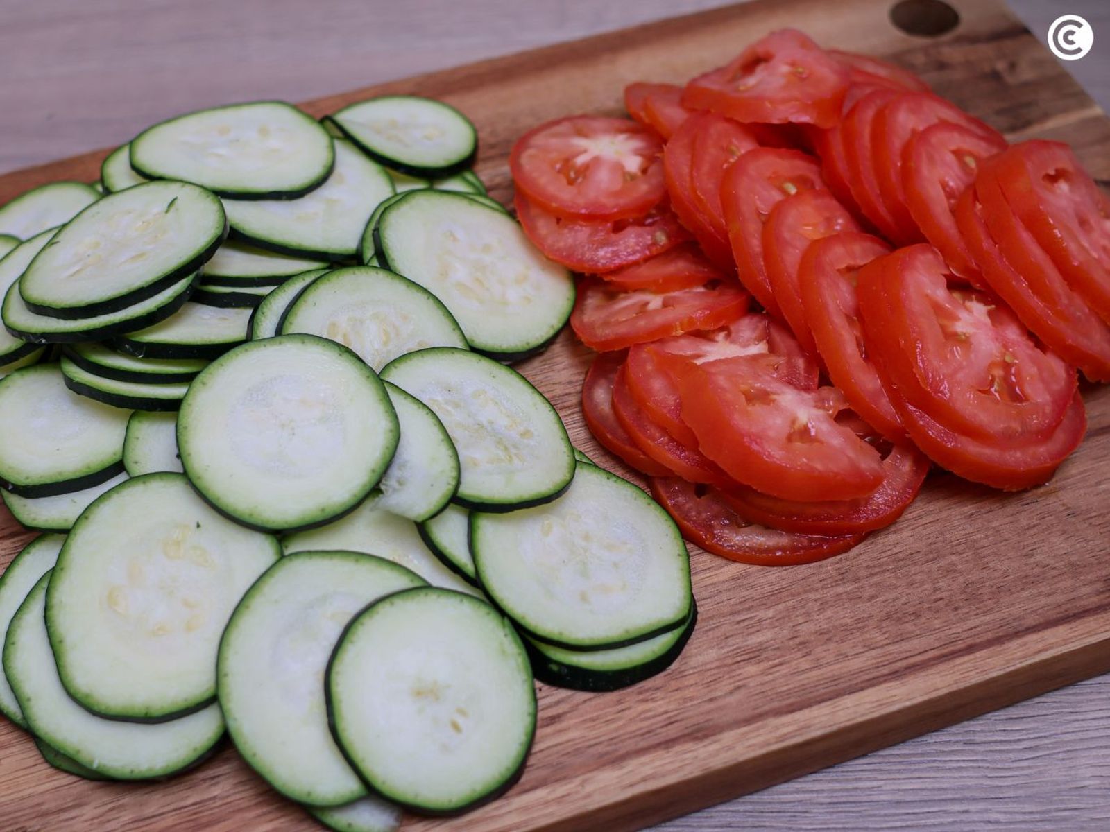 Calabacín y tomate en rodajas para la ratatouille
