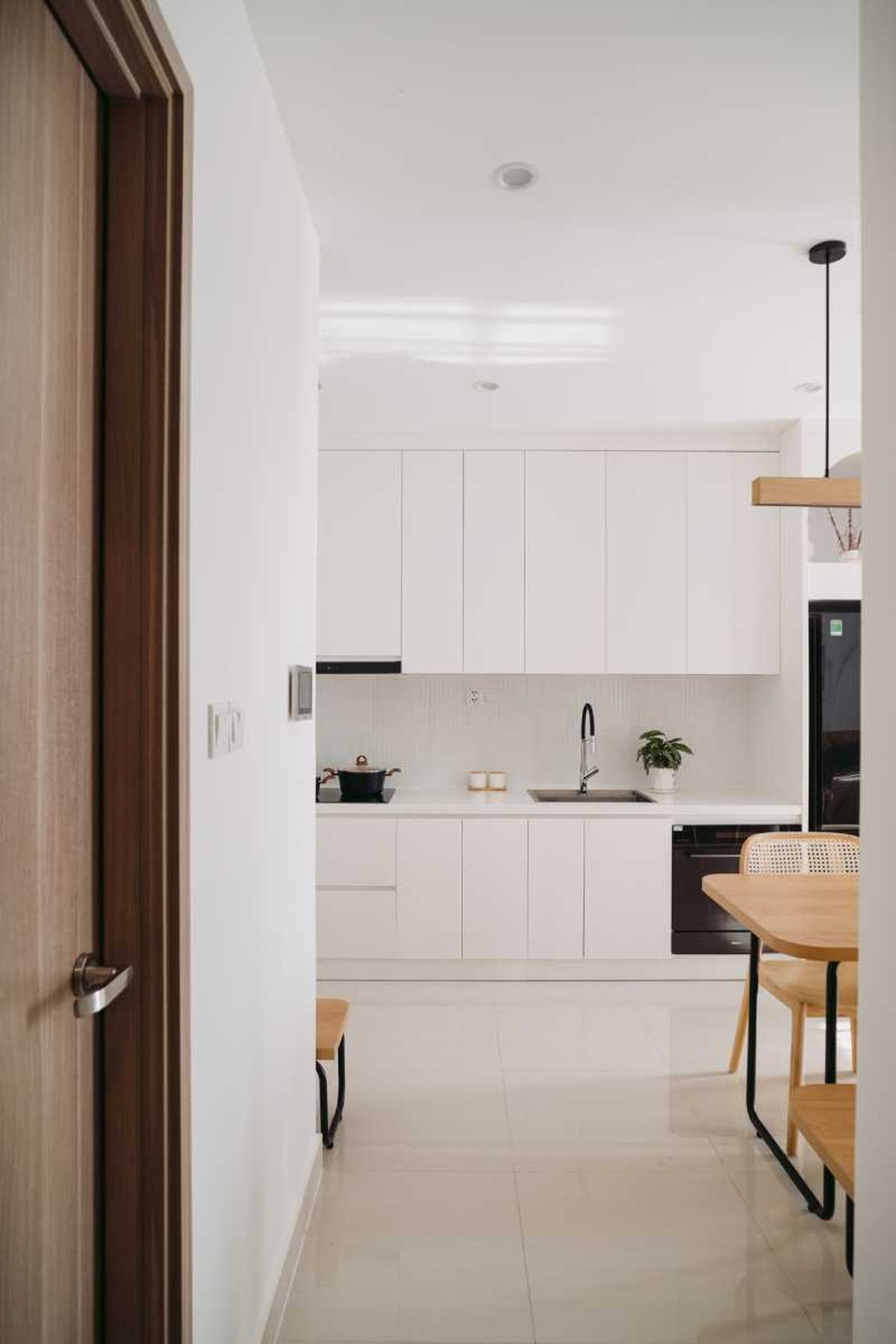 Cocina pequeña en tonos claros para ganar amplitud.