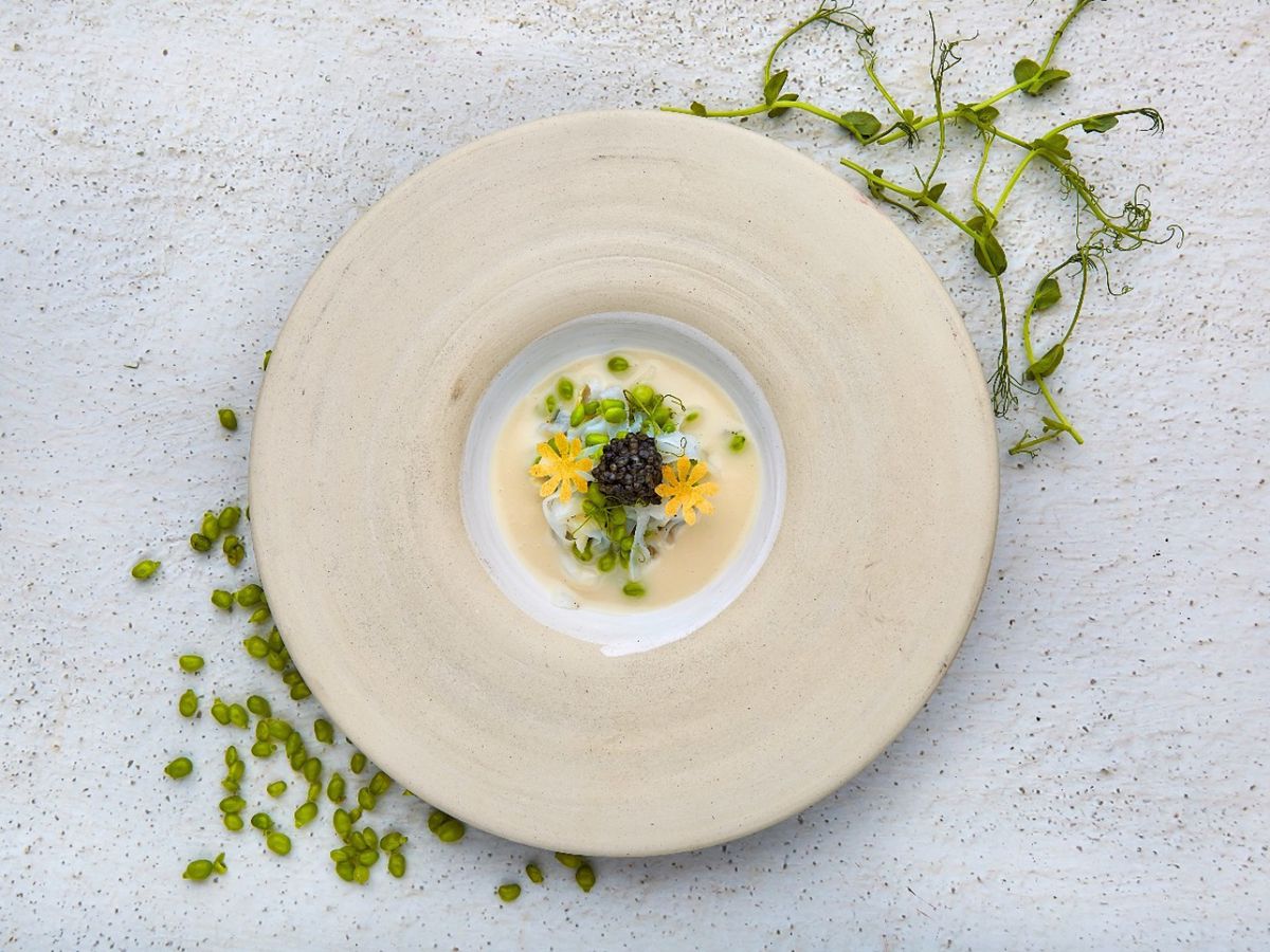 Calamar con guisantes lágrima, tuétano y caviar ecológico, una de las creaciones de Refectorio.