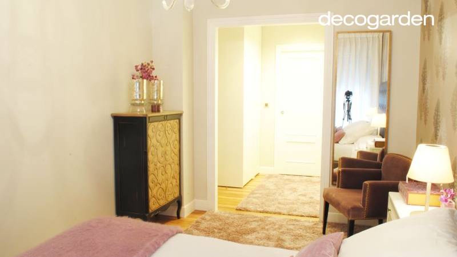 Dormitorio principal con decoración beige y malva. Dormitorio principal con decoración beige y malva.