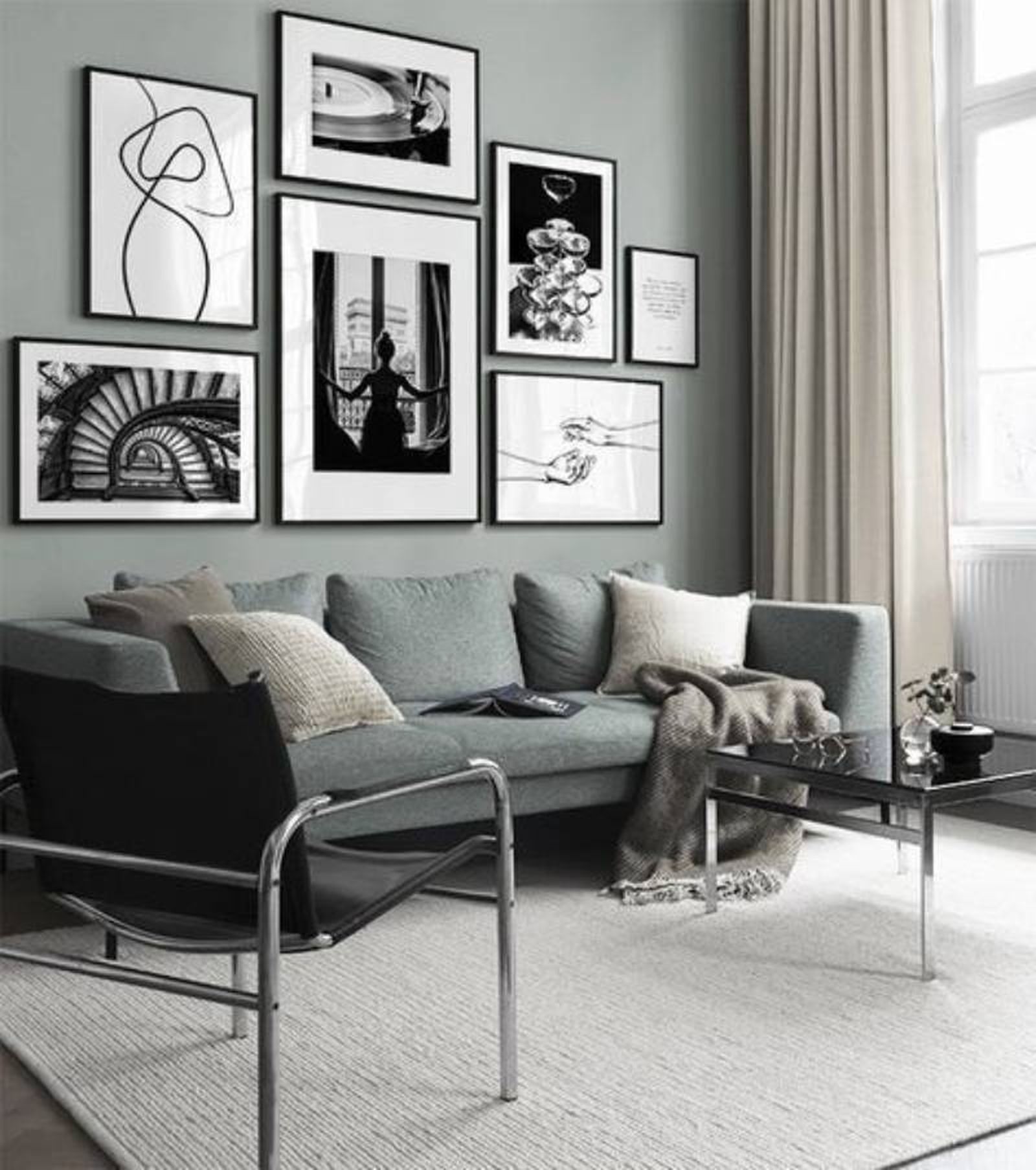 Salón gris con la pared detrás del sofá decorada con fotos. Salón gris con la pared detrás del sofá decorada con fotos.