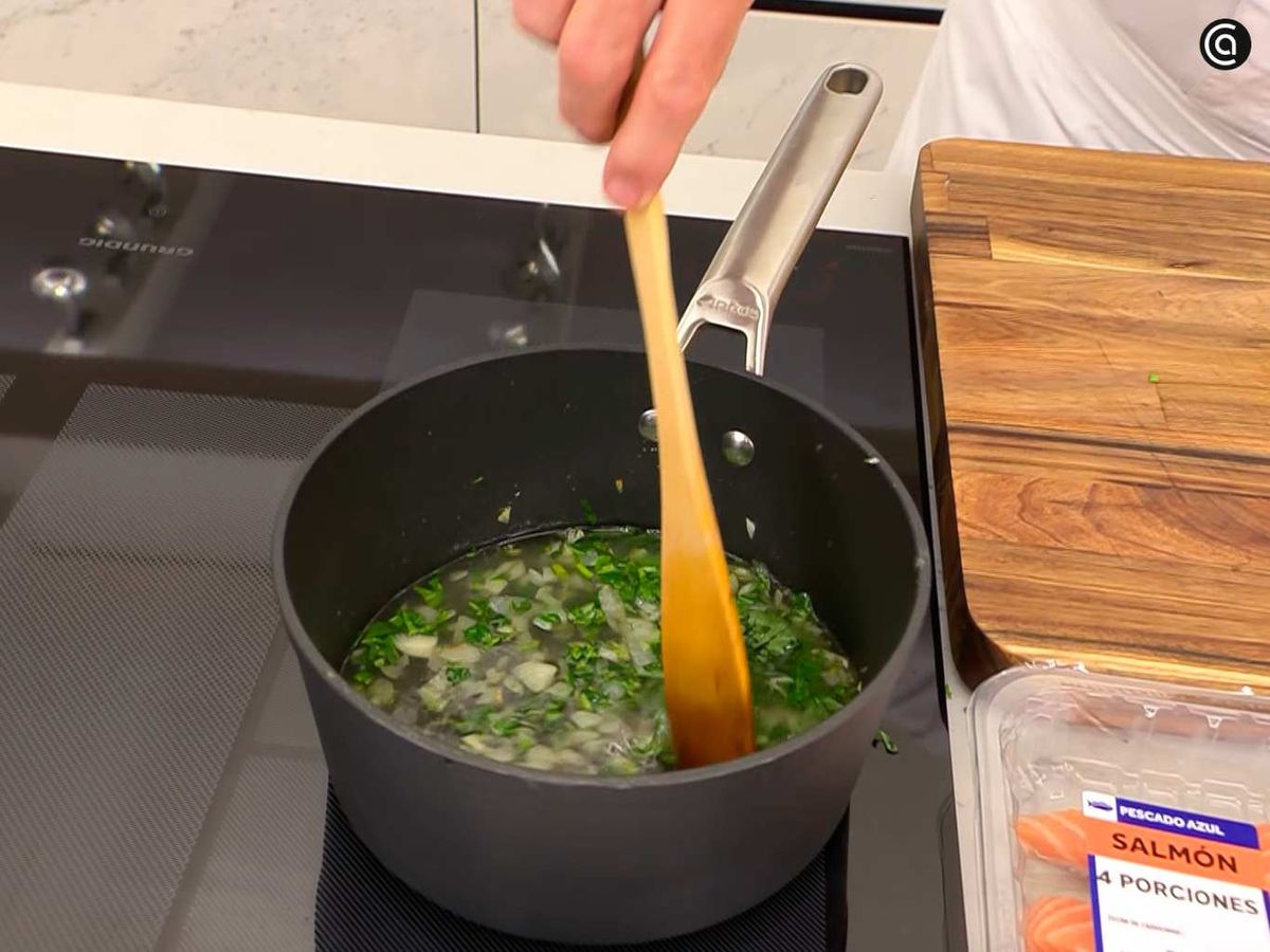 Rehoga la cebolleta con la albahaca