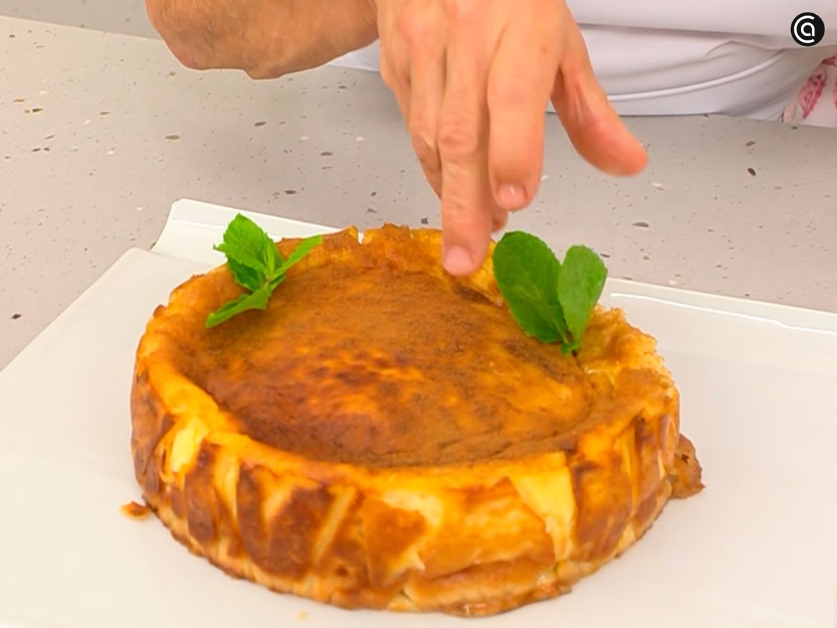 Deja reposar la tarta de leche hasta que esté fría y luego sírvela