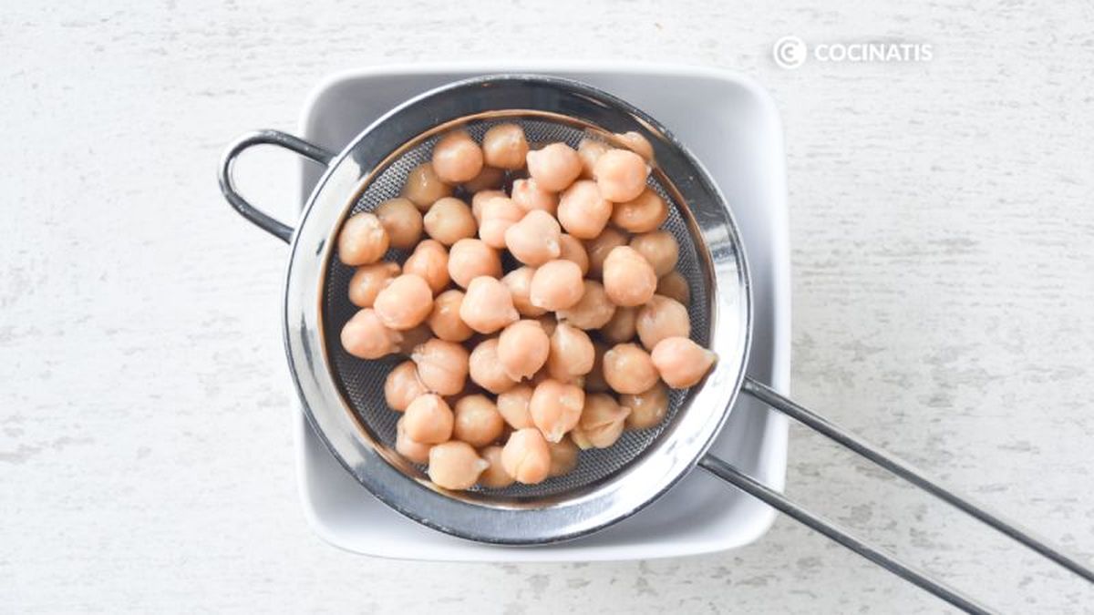 Escurrir los garbanzos de bote