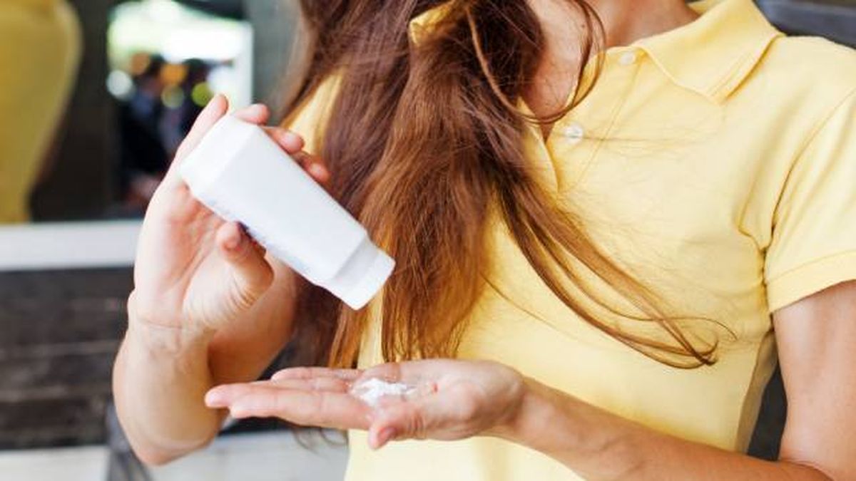 aplicar polvos de talco mano