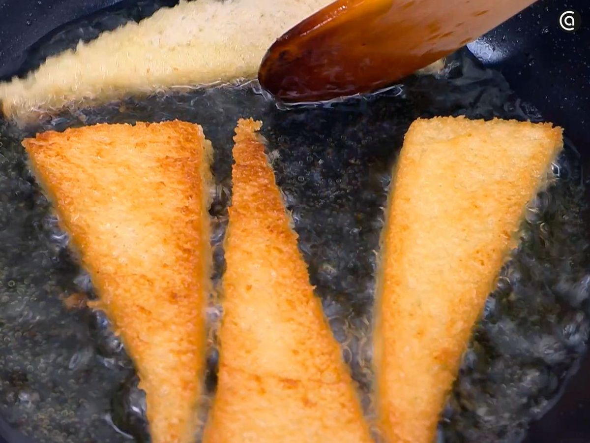 Freír el pan para acompañar los huevos a la reina