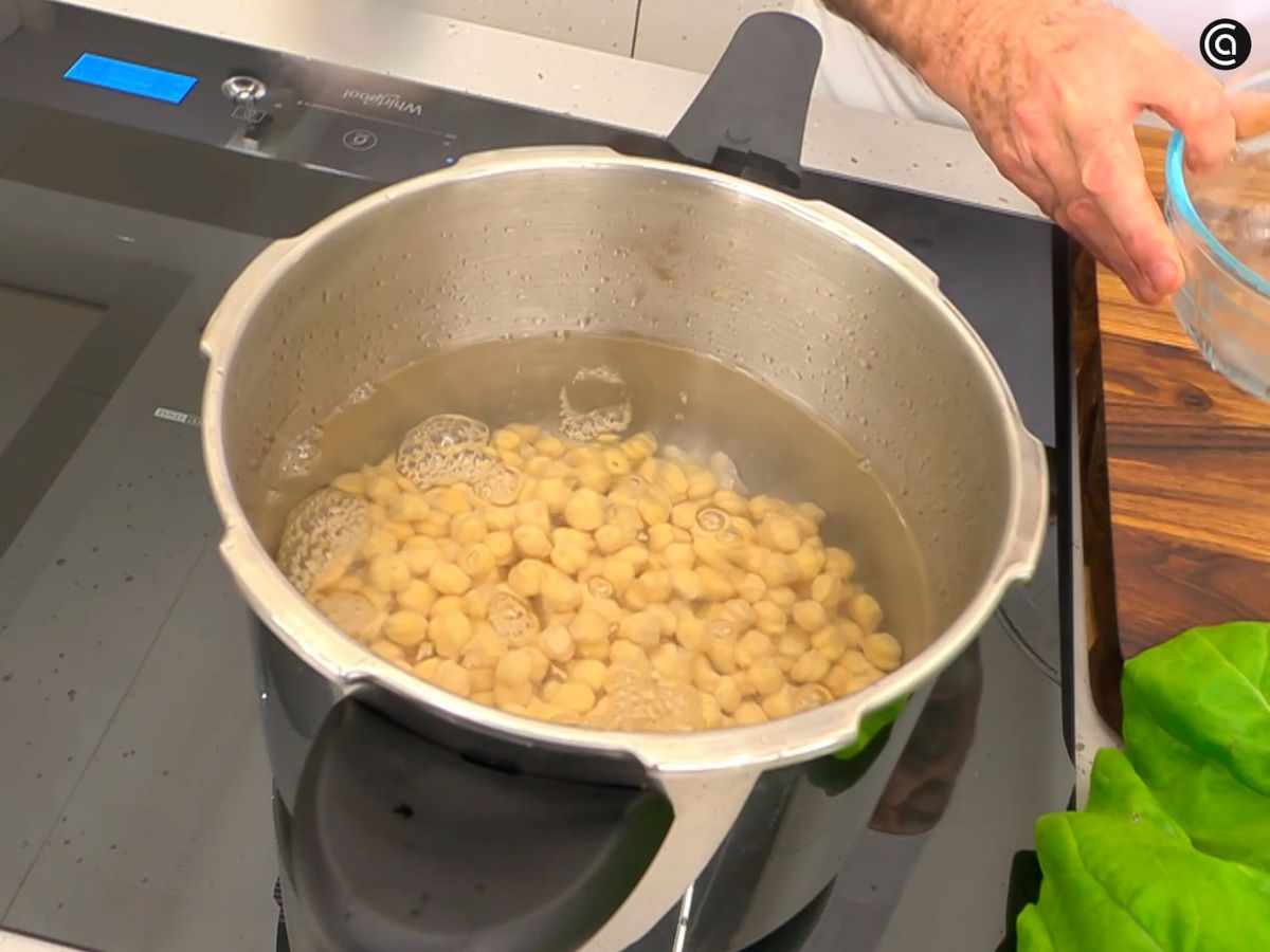 Pon los garbanzos y las alubias en la olla rápida y cuécelos