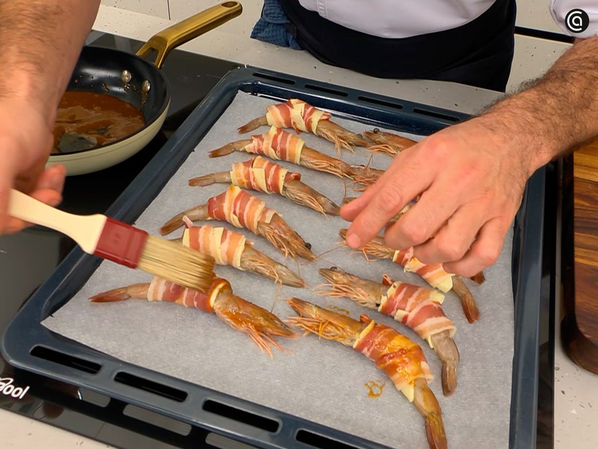 Cubre los langostinos con salsa agridulce y llévalos al horno