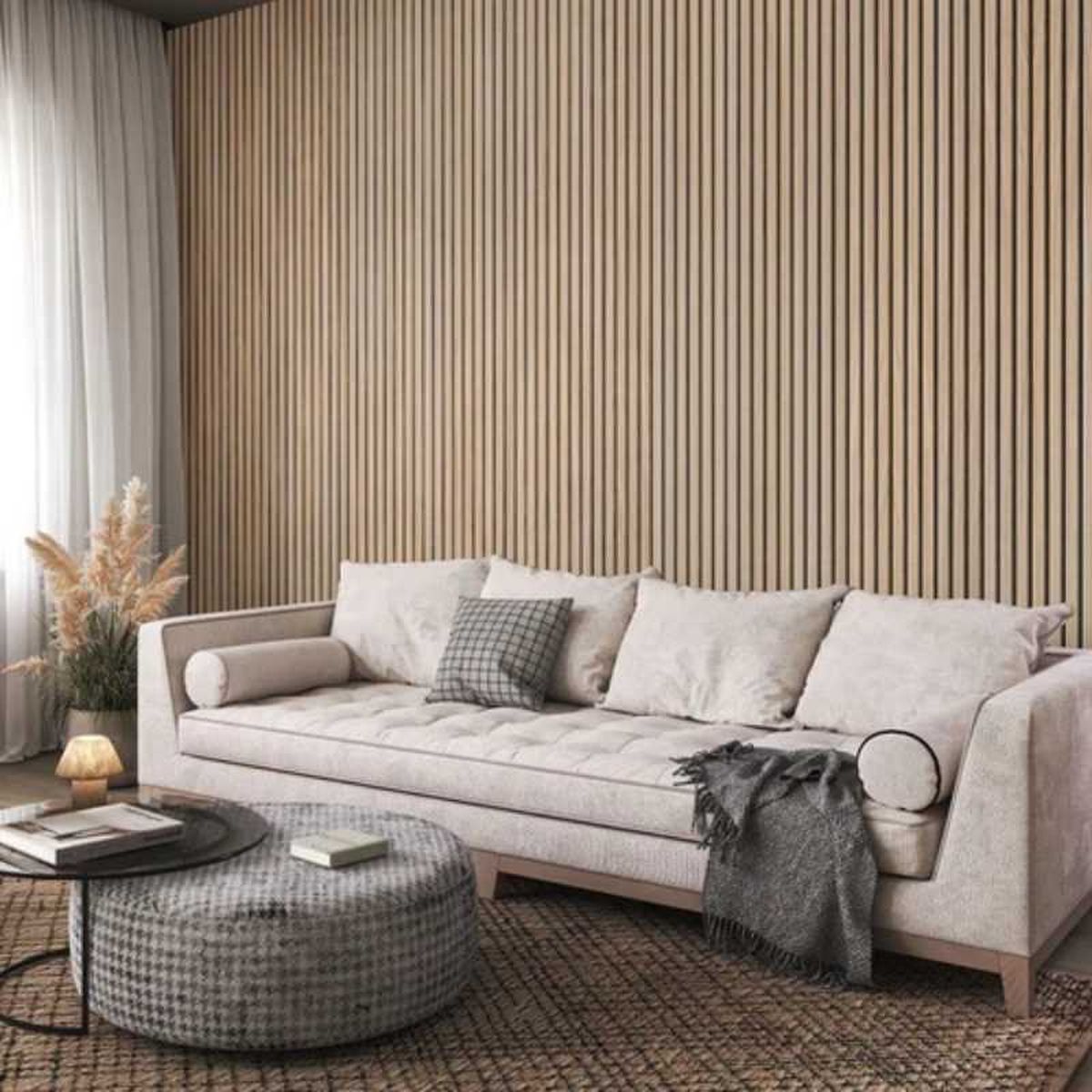 Salón con pared con paneles de madera.