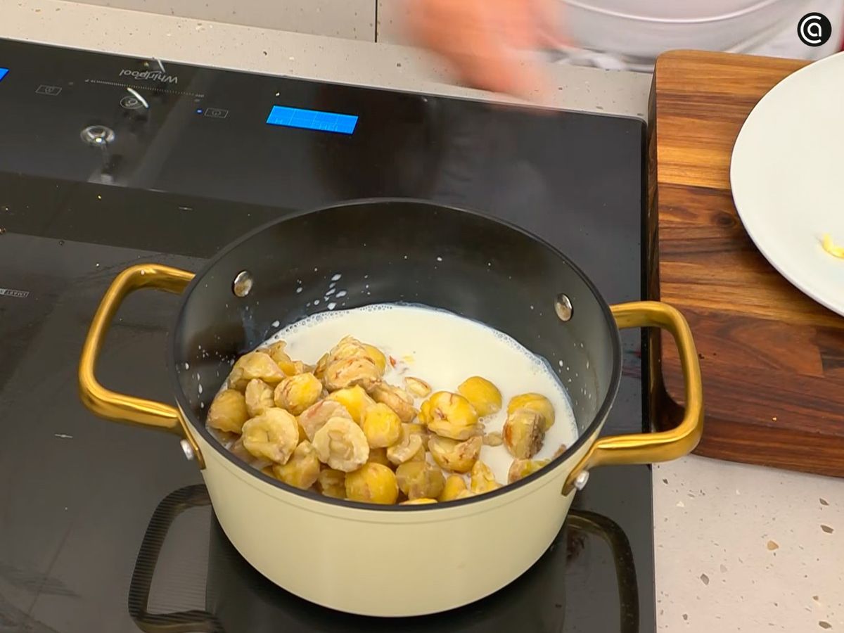 Cocina y pela las castañas, luego cuécelas de nuevo con leche