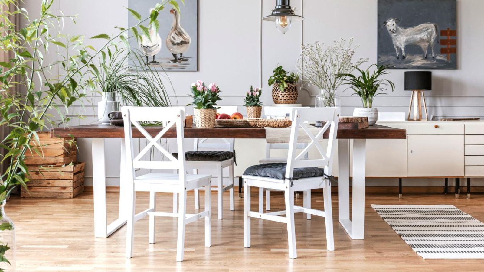 Salón de tonos blancos y madera oscura