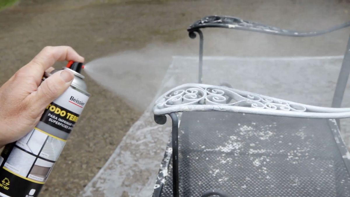 Pintar silla metálica con pintura todo terreno paso 4