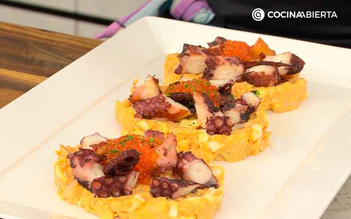 Sirve la ensaladilla con huevas de trucha