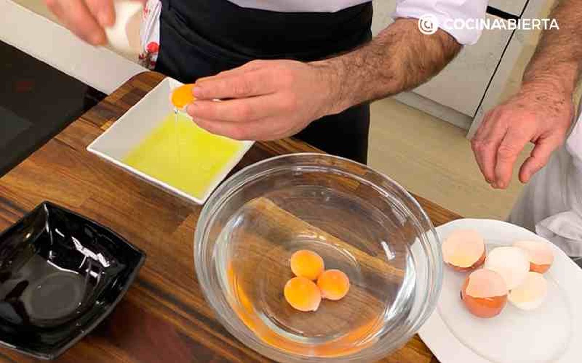 Introduce las yemas en un bol con agua templada
