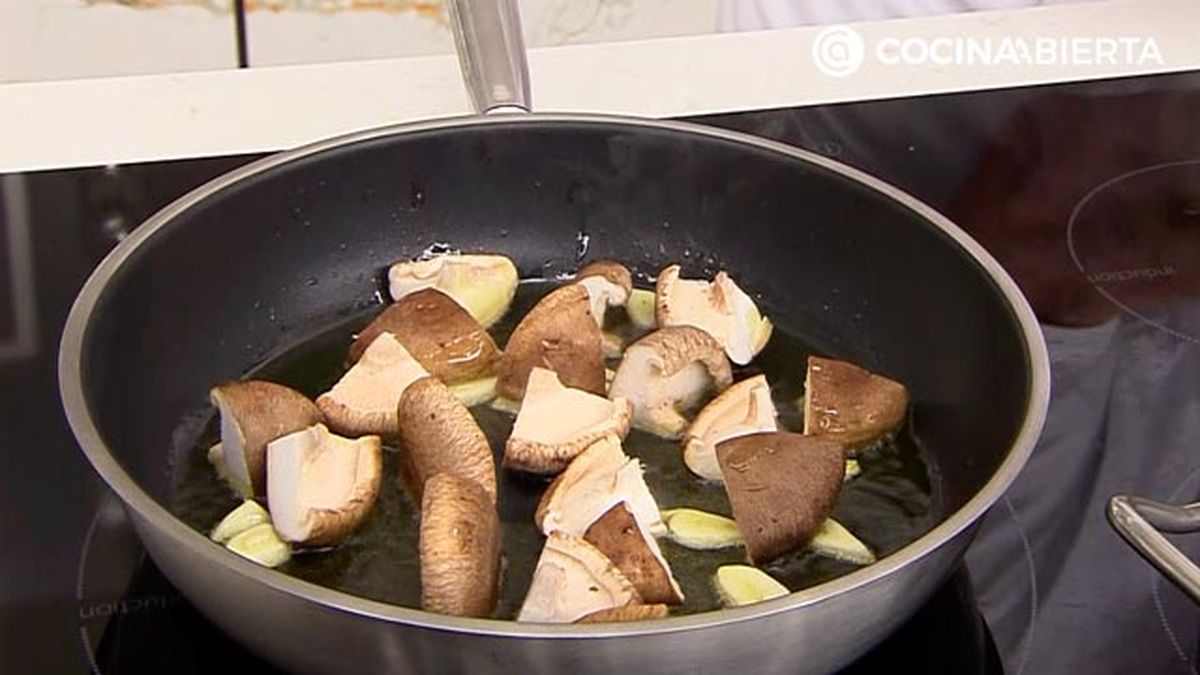 setas shitake al ajillo con crema de puerros y brotes receta karlos arguinano karl67620321 paso3