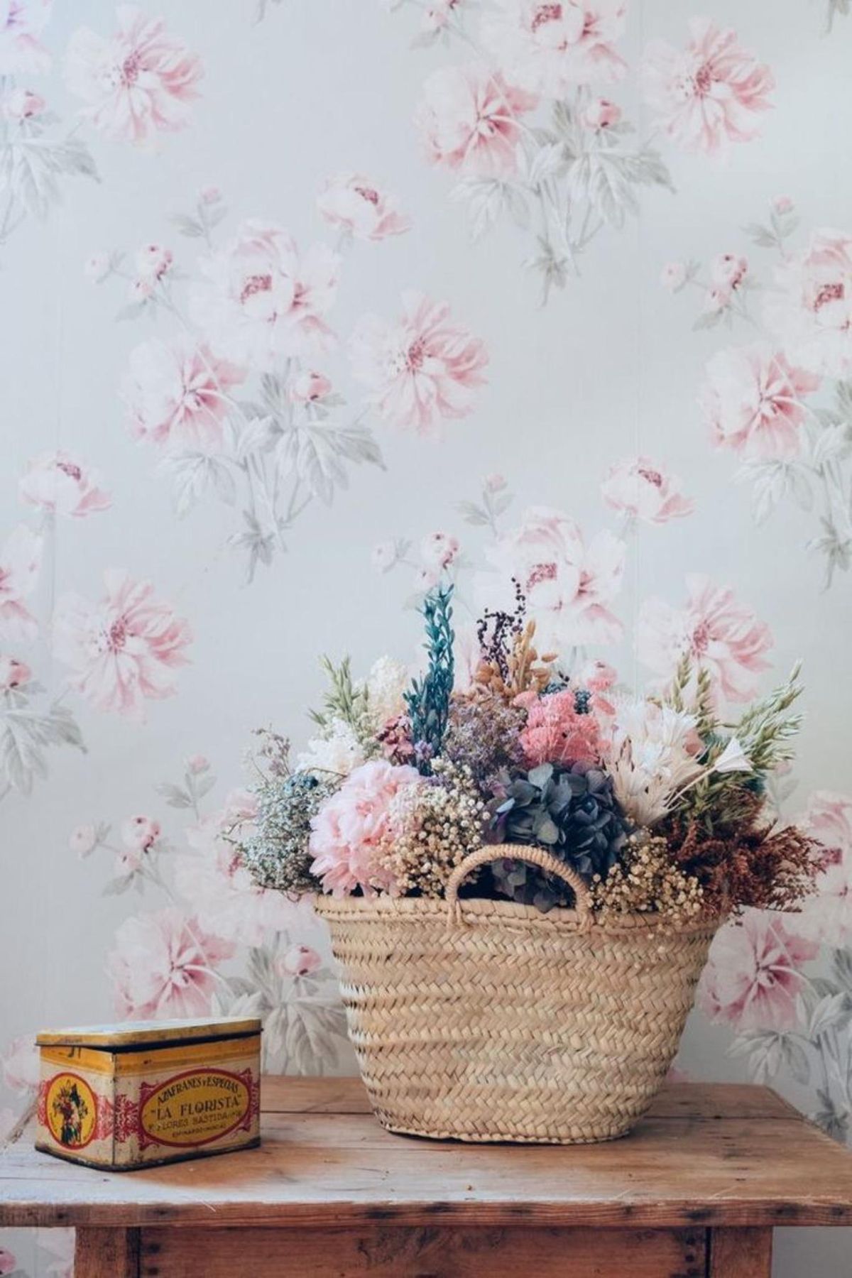 Cesta de mimbre decorada con flores para el dormitorio.