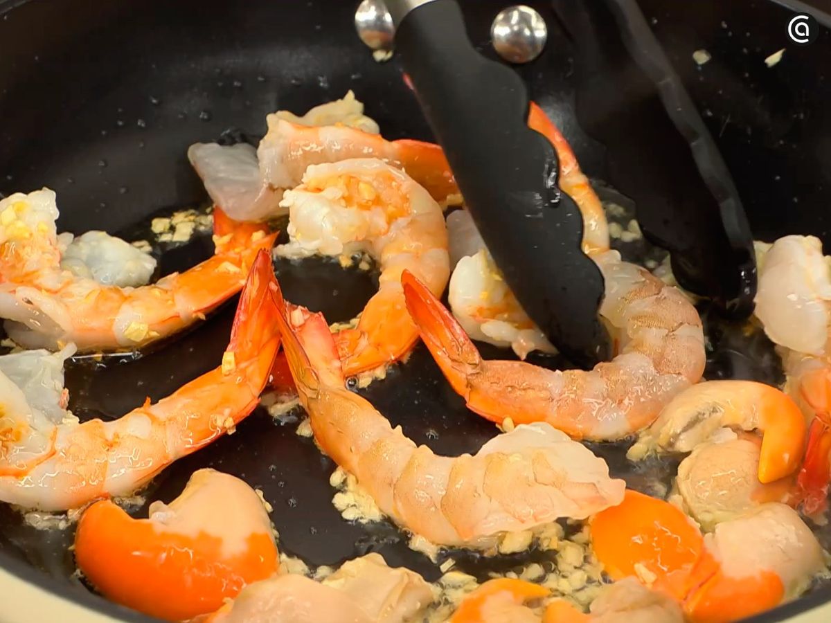 Cocina los langostinos junto a los corales de las vieiras