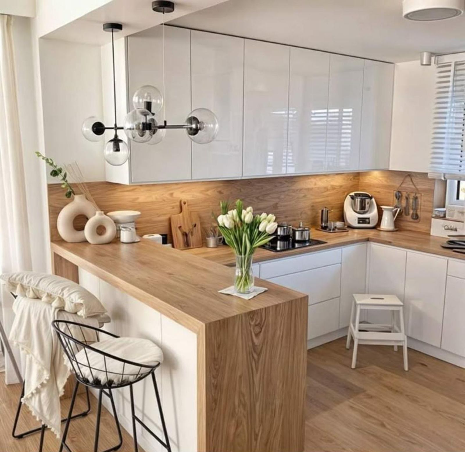 Cocina con península decorada con complementos de materiales naturales. Cocina con península decorada con complementos de materiales naturales.