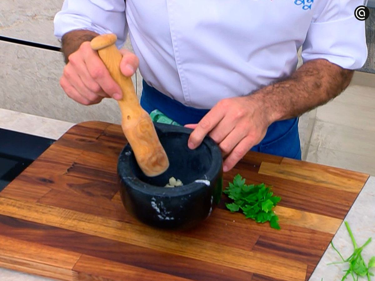 Preparar el majado para las brochetas de pato y setas