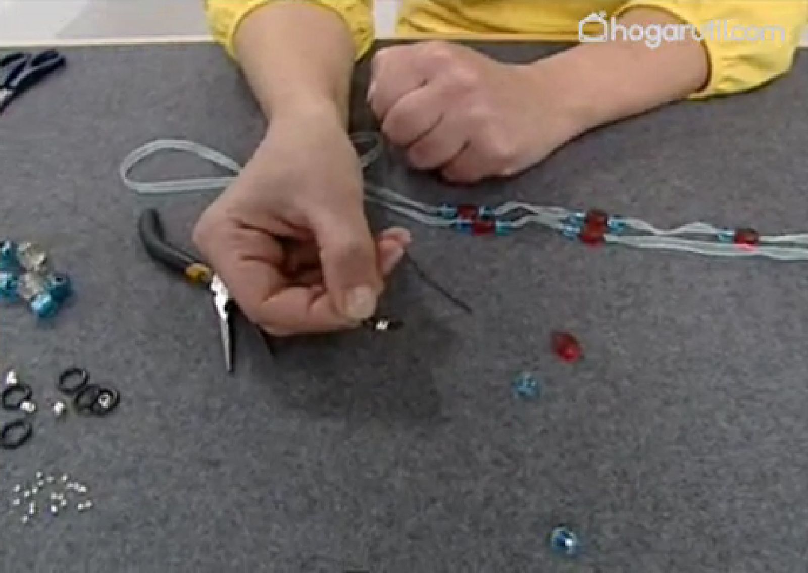Manualidades Crear un colgador para gafas paso 3 Manualidades Crear un colgador para gafas paso 3