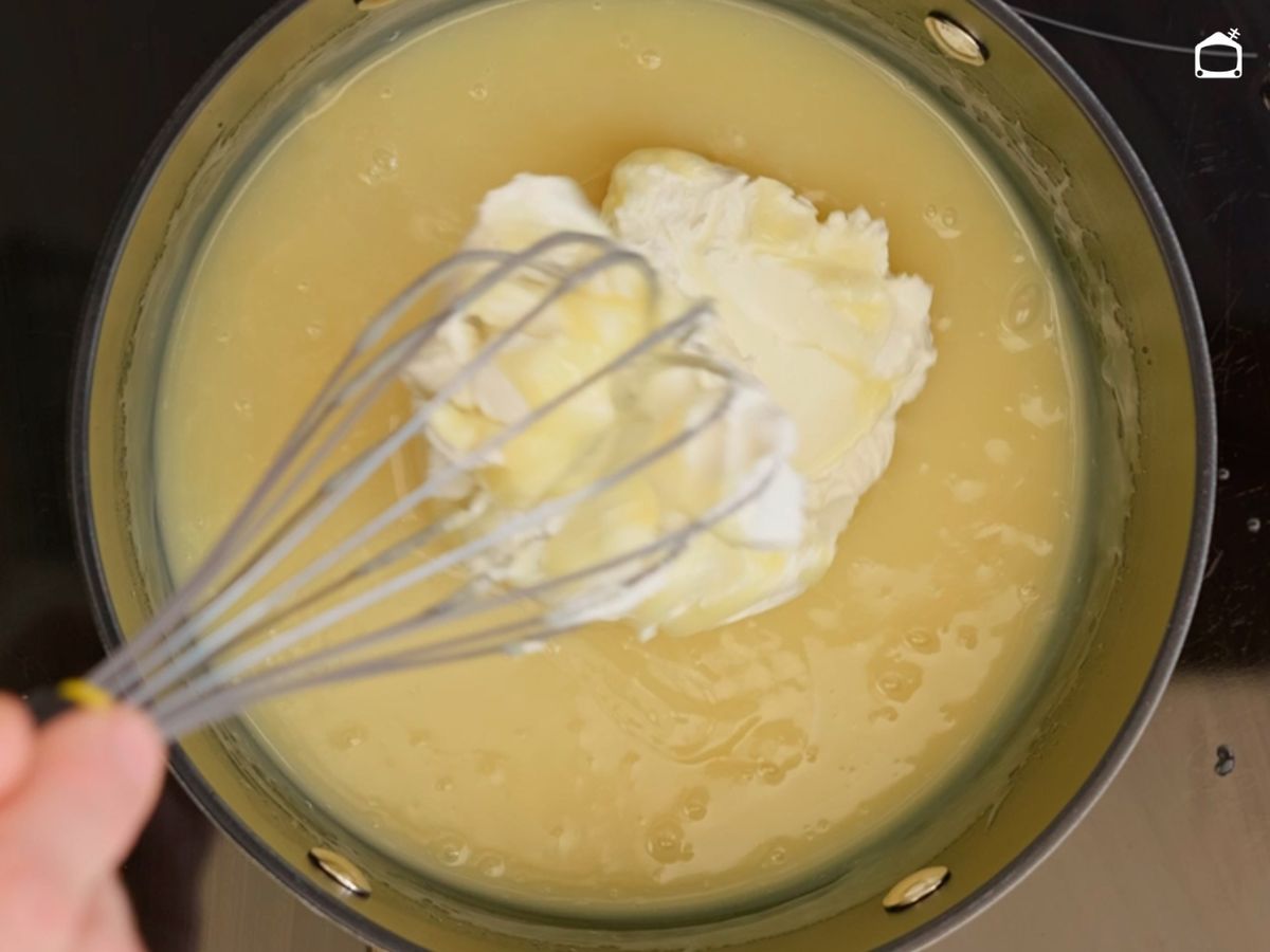 Incorpora la gelatina y el queso mascarpone, y mezcla bien