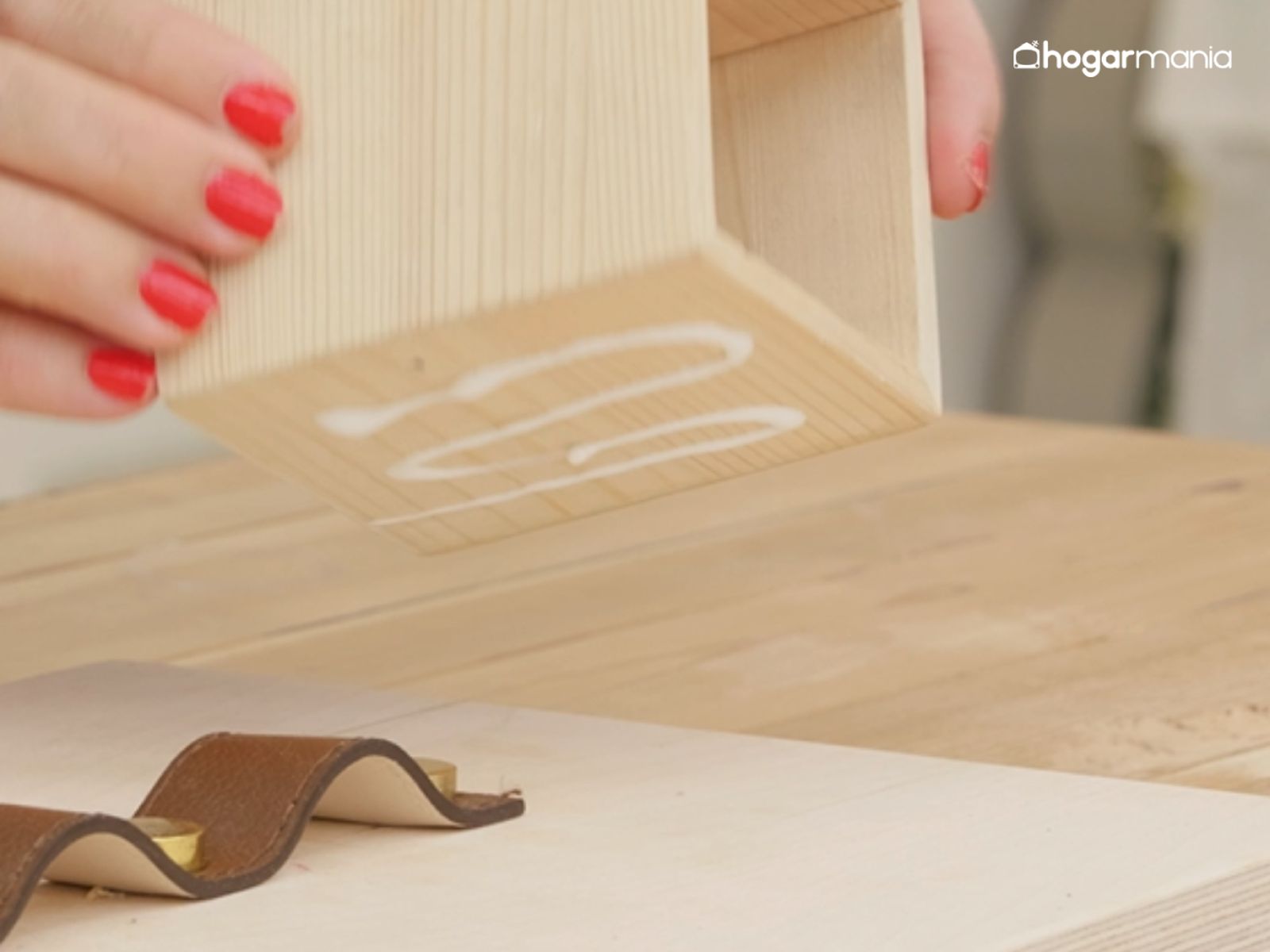 Los portaherramientas laterales reciben una capa de cola blanca antes de fijarse.