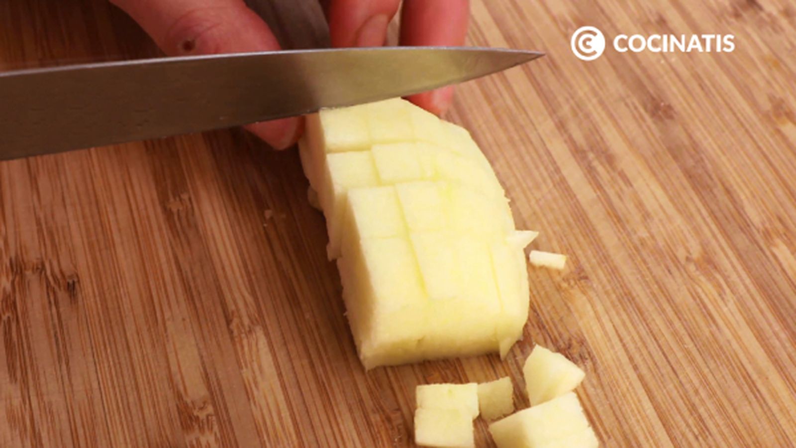 Corta la manzana en dados CTIS0692 receta terrinas foie y manzana paso 1