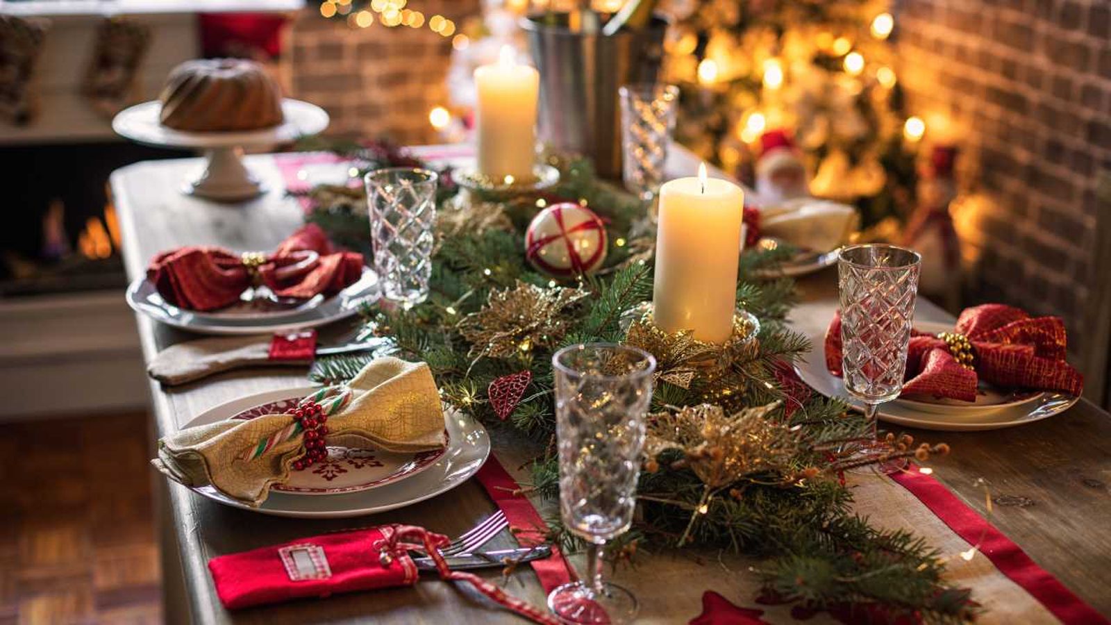 Mesa de Navidad decorada en blanco, rojo y dorado.