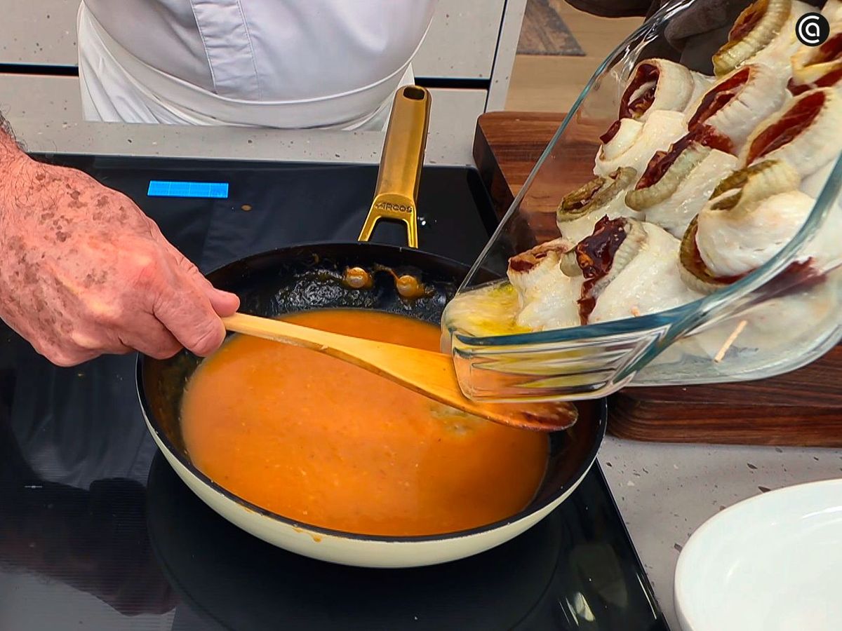 Prepara la salsa para las popietas de gallo con jamón