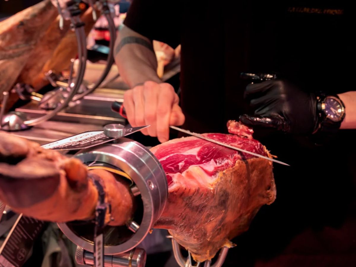El arte del corte de jamón ibérico de bellota, uno de los mayores atractivos gastronómicos de la Boquería.