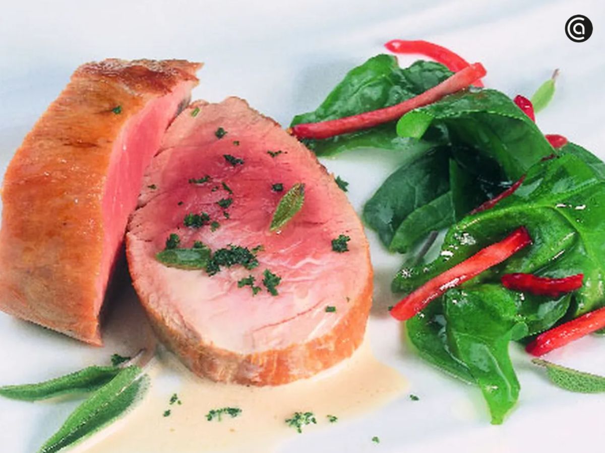 El solomillo ibérico en crema de leche y ajos, delicado y mediterráneo, con una salsa suave y aromática.