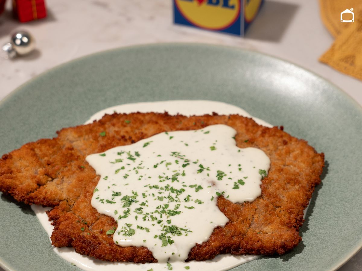 Escalopines al cabrales listos para disfrutar, con perejil fresco picado por encima.
